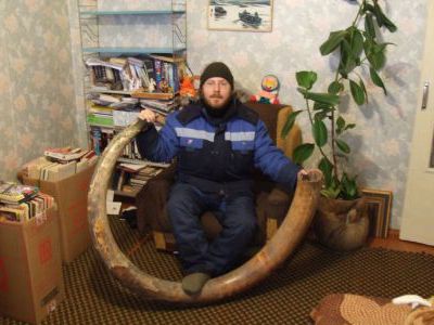 Андрей Келлер с бивнем мамонта.