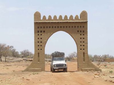 Въездные ворота в деревню догонов Санга.